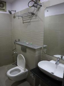 La salle de bains est pourvue de toilettes et d'un lavabo. dans l'établissement Libra Cottage, à Port Blair
