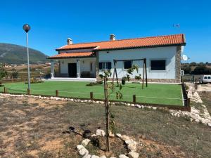 a house with a green lawn in front of it at Quinta do Selão in Cabanas de Torres