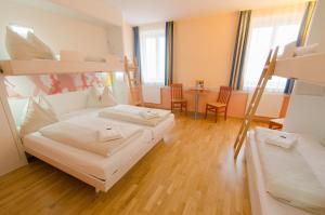 1 dormitorio con 2 literas y mesa en JUFA Hotel Hochkar, en Göstling an der Ybbs