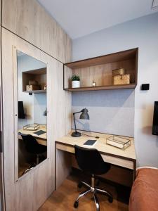 a room with a desk and a mirror and a bed at NODIS MADRID POZUELO in Madrid