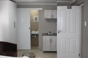 cocina con puerta blanca y fregadero en 103onWallace Self Catering Guest House, en Ciudad del Cabo 53 fotos más