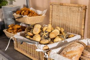 Ein Haufen Körbe mit verschiedenen Brotsorten in der Unterkunft Maloves Resort & Spa in Władysławowo