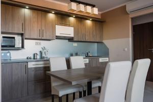 Kuchyňa alebo kuchynka v ubytovaní Zafír Apartman Sárvár