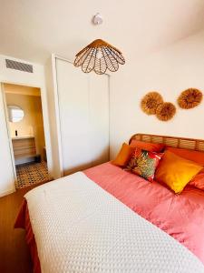 エクス・アン・プロヴァンスにあるBel appartement au calme climatisé avec terrasseのベッドルーム1室(ベッド1台、シャンデリア付)