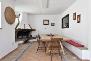 comedor con mesa de madera y sillas en Casa Ami, en Arzana