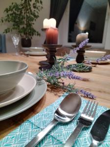 una mesa de madera con utensilios sobre una mesa de madera en FeRo´s Ferienwohnung, en Wernigerode