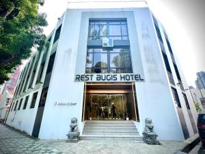 een gebouw met een bord dat leest dat het beste hotel koopt bij Rest Bugis Hotel in Singapore