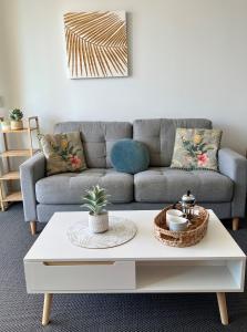 Setusvæði á Top Floor Beachside Apartment in the Heart of Mooloolaba