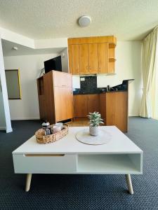 Eldhús eða eldhúskrókur á Top Floor Beachside Apartment in the Heart of Mooloolaba