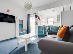 un soggiorno con divano e tavolo di Pass the Keys Anfield Cozy Home Free Parking Discounts a Liverpool