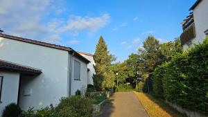 乌尔姆Ferienzimmer bei Thomas - Gemütliches Schlaf- und Wohnzimmer mit modernem Bad的两座白色建筑之间的一条小巷