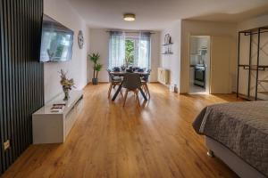 a living room with a table and a dining room at ImmoStay Stuhr - 2 Apartments mit Balkon, Wifi & Homeoffice in Stuhr