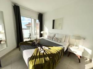 a bedroom with a large bed and a window at Banana Cake - piscina, doble terraza, última planta , wifi y parking in Corralejo