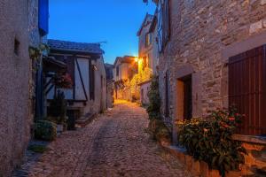 an alley in an old town at night at Rue du Barri in Cordes-sur-Ciel