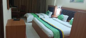 מיטה או מיטות בחדר ב-Atithi Hotel
