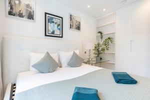 Postel nebo postele na pokoji v ubytování Stay Mayfair