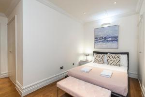Postel nebo postele na pokoji v ubytování Stay Mayfair