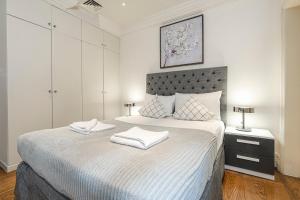 Postel nebo postele na pokoji v ubytování Stay Mayfair