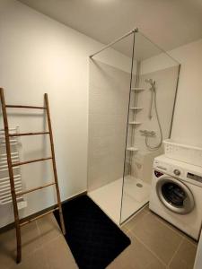 Ένα μπάνιο στο Location de vacances à Andernos - appartement 2 chambres dans résidence neuve +2 φωτογραφίες