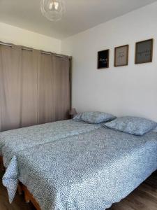 Ένα ή περισσότερα κρεβάτια σε δωμάτιο στο Location de vacances à Andernos - appartement 2 chambres dans résidence neuve