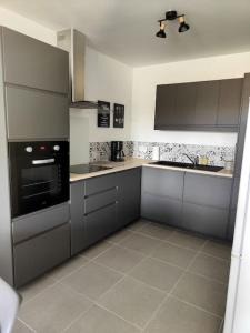 Η κουζίνα ή μικρή κουζίνα στο Location de vacances à Andernos - appartement 2 chambres dans résidence neuve