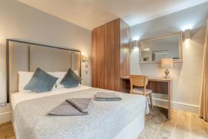Postel nebo postele na pokoji v ubytování Stay Mayfair