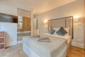 Postel nebo postele na pokoji v ubytování Stay Mayfair