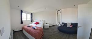 1 dormitorio con 1 cama y 1 silla en Luxury Apartment Limehouse en Londres