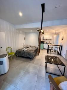 a bedroom with a bed and a table in a room at Moderno Monoambiente con estacionamiento in Godoy Cruz