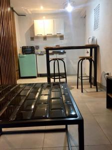 a kitchen with a table and chairs in a room at Moderno Monoambiente con estacionamiento in Godoy Cruz