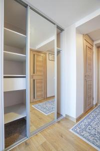 espejo grande en una habitación con armario en A. Vienuolio gatvė Apartamentai, en Vilna