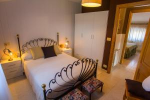 a bedroom with a large white bed and two chairs at LOW COST CASA BRAIS in San Pedro de Benquerencia