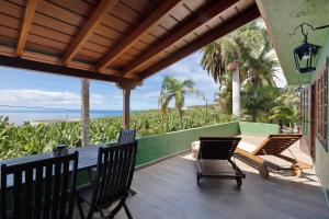 een veranda met stoelen en uitzicht op de oceaan bij Casa Garten in Tijarafe