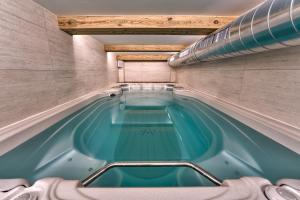 une baignoire jacuzzi dans la piscine dans l'établissement Chalet Silver Forest, à Chamonix-Mont-Blanc