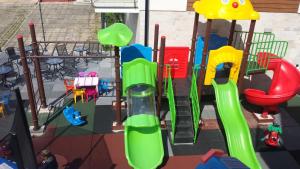 Plac zabaw dla dzieci w obiekcie Marina Jastarnia Apartamenty w budynku z Basenem