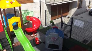 Plac zabaw dla dzieci w obiekcie Marina Jastarnia Apartamenty w budynku z Basenem