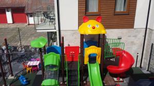 Plac zabaw dla dzieci w obiekcie Marina Jastarnia Apartamenty w budynku z Basenem