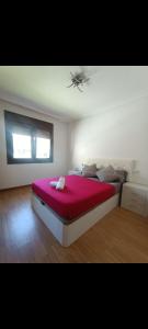 ein Schlafzimmer mit einem großen Bett mit einer roten Decke in der Unterkunft Casa Vera in A Guarda