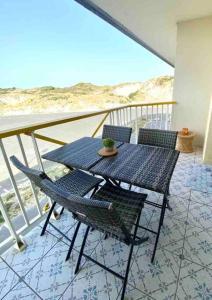 d'une table et de chaises sur un balcon avec vue sur l'océan. dans l'établissement Studio DUNES de NALA avec balcon vue Dunes et latérale Mer pour 4 pers 100m plage wifi ménage compris, à Fort-Mahon-Plage