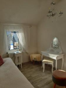 Ferienhaus Aschersleben في آشرسليبن: غرفة نوم مع طاولة تزيين ومرآة