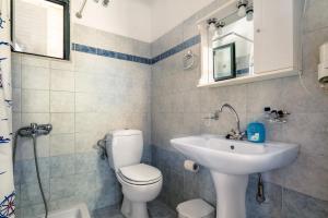 La salle de bains est pourvue de toilettes blanches et d'un lavabo. dans l'établissement Daratos apartment 3, à Céphalonie