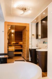 ein Bad mit einem Waschbecken und einem Spiegel in der Unterkunft Kaiser Apartments - City Centre of Graz in Graz