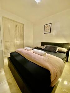 um quarto com duas camas num quarto em Charmingly cozy 2 beds apartment em Belvedere