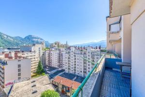 een balkon met uitzicht op de stad bij Proche Parc Paul Mistral, 2 chambres, wifi, balcon in Grenoble