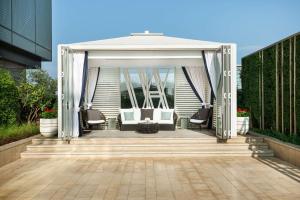Waldorf Astoria Kuwait的阳台或露台