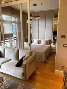 sala de estar con 2 camas y sofá en Emaar’da konforlu bir konaklama, en Estambul