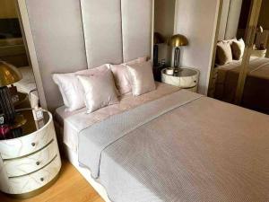 a bedroom with a bed with white sheets and pillows at Emaar’da konforlu bir konaklama in Istanbul