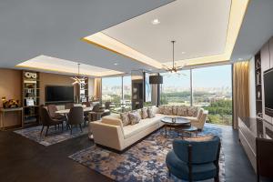 科威特Waldorf Astoria Kuwait的客厅里有沙发、椅子和电视