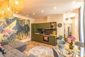 - un salon avec un canapé et une table dans l'établissement Jungle Apartment with 2 Bathrooms, à Budapest