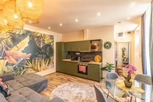uma sala de estar com um sofá e uma mesa em Jungle Apartment with 2 Bathrooms em Budapeste